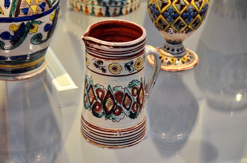 souvenir-shopping-ceramics