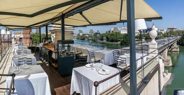 Maríatrifulca rooftop bar in Seville