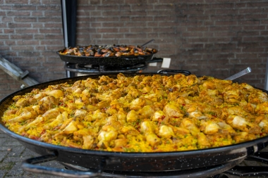 A giant pan of chicken paella.